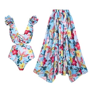 Ensemble de maillot de bain deux pièces floral avec monokini à volants et jupe longue