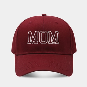 Gros plan de la broderie blanche MOM sur une casquette de baseball en coton bordeaux
