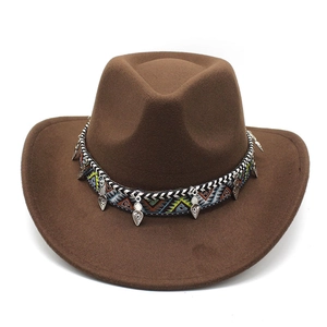Détail du chapeau de cowboy en laine avec ruban ethnique et pendentifs argentés