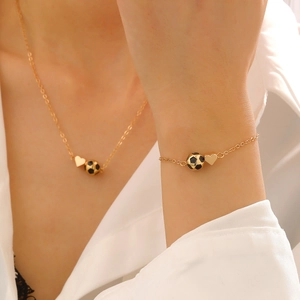 Détails de l'ensemble collier et bracelet doré avec pendentifs football et cœur