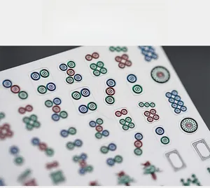 Vista macro dettagliata degli adesivi per nail art mahjong cinese con motivi colorati