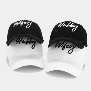Klassisches Set aus schwarzen und weißen Basecaps mit Wifey und Hubby Bestickung