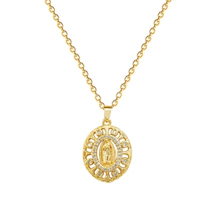 Collier ovale en acier doré avec portrait religieux et cristaux sur fond blanc