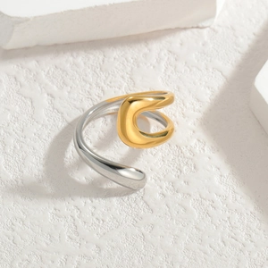 Nahaufnahme des geometrischen, verstellbaren C-Rings in zweifarbiger Gold- und Silberoptik