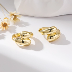 Orecchini minimalisti in metallo dorato con design a doppio cerchio impilato e forma irregolare