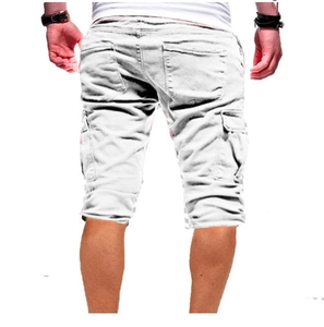 Detail van de witte heren cargo shorts met grote zijflapzakken en opgestikte achterzakken