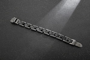Dettaglio del bracciale punk da uomo con maglie a teschio e finitura in acciaio vintage