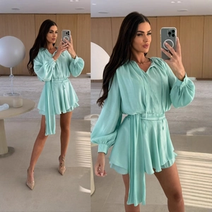 Elegantes mintgrünes Langarmkleid mit V-Ausschnitt und Bindegürtel im Spiegelselbstbild