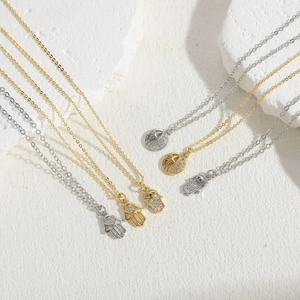Collane con pendente Mano di Fatima e mezzaluna con zirconi scintillanti in oro e argento