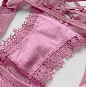 Détails de culotte en dentelle rose avec maille ajourée et doublure en coton doux