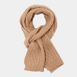 Detail eines Zopfstrick-Winterstals in Khaki mit weichem Kaschmir-Gefühl und Rippkanten