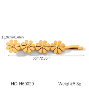Détail montrant les dimensions 6cm par 1,19cm de la barrette à fleurs plaquée or 18K