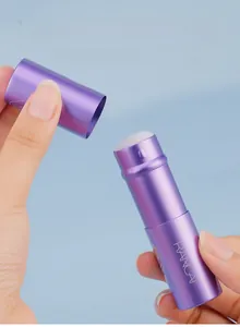 Dettaglio del pennello trucco retrattile con finitura viola metallizzata e setole morbide