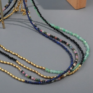 Collier bohème avec spinelle noire, lapis-lazuli et perles ovales en métal doré