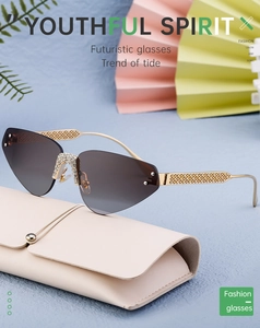 Détail des lunettes de soleil sans monture avec pont serti de strass et branches dorées