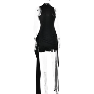 Détail d'une robe courte noire sans manches avec fronces à la taille et long drapé