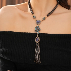 Long collier vintage à franges avec perles noires et pendentif gemme ton bronze
