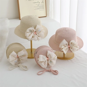 Ensemble chapeau de paille et sac bandoulière pour enfants avec nœuds en dentelle et fleurs