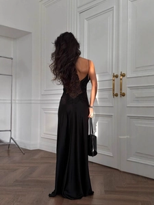 Elegante abito lungo nero con schiena scoperta, pizzo floreale e tessuto in raso setoso