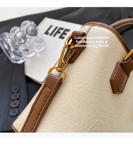 Dettaglio borsa in pelle beige con grana litchi e fibbie in metallo dorato retrò lussuoso