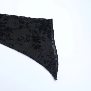 Vue détaillée du tissu en tulle noir transparent avec motifs floraux floqués délicats