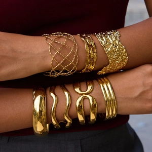 Dettagli di bracciali in acciaio inossidabile dorato con trama martellata e design a rete