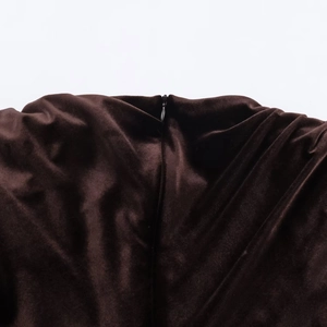 Robe midi en velours marron foncé avec fermeture éclair invisible et texture de luxe