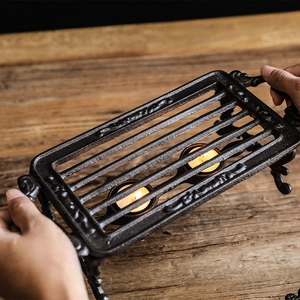 Chauffe-théière rétro en fonte avec texture rustique et chauffage par bougie