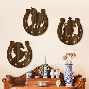 Set di 3 decorazioni murali a ferro di cavallo in legno con silhouette di cowboy e cavalli