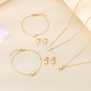 Parure de bijoux en or avec perles d'eau douce comprenant colliers et boucles