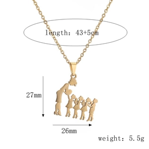 Détail du collier pendentif famille doré avec mesures et design de silhouette d'une famille