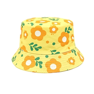 Détail d'un chapeau bob en coton jaune avec imprimés floraux et coutures de précision