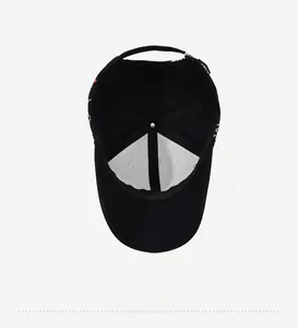 Vue détaillée de la structure interne et boucle métallique de la casquette baseball noire