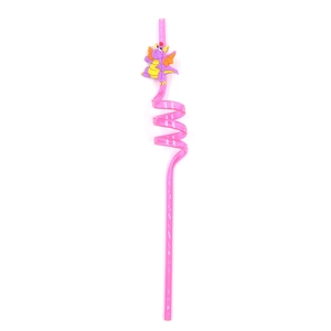 Gros plan sur une paille en spirale rose avec une figurine de petit dragon violet