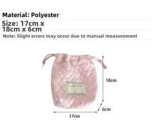 Dettagli della borsa a coulisse rosa trapuntata con motivi a cuore e dimensioni