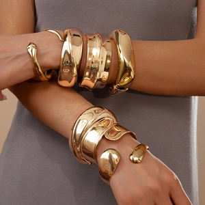Set di bracciali a polsino in oro lucido con braccialetti metallici ovali irregolari