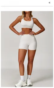 Vista frontale del set yoga bianco mandorla con reggiseno sportivo e pantaloncini