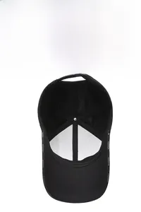 Detail der schwarzen Baseballkappe mit atmungsaktivem weißem Netzfutter und Aufdruck