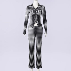 Detailansicht des schwarz-weiß gestreiften gerippten Loungewear-Sets auf einer Schaufensterpuppe