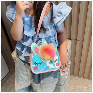 Bambina con borsa pranzo unicorno in paillettes arcobaleno, pompon e tracolla rosa