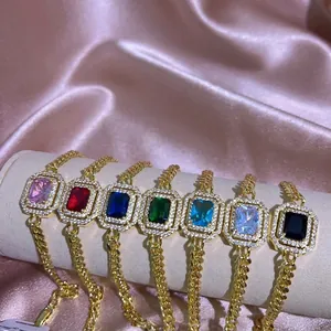 18k vergoldetes Armband mit bunten quadratischen Edelsteinen und funkelnden Kristallen