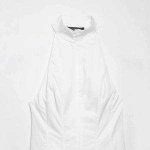 Robe midi blanche élégante à licou sans manches en tissu tissé structuré sur fond gris