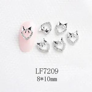 Détails de bijoux d'ongles cœur et nœud argentés avec strass et dimensions