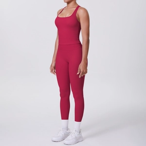 Détail de l'ensemble de yoga bordeaux montrant le tissu élastique du débardeur et du legging