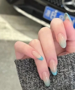 Detailansicht der mandelförmigen Kunstnägel mit blau-rosa Farbverlauf an einer Hand
