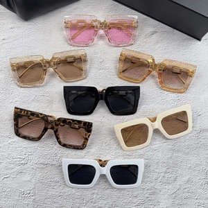 Gafas de sol cuadradas oversize con patillas de cadena en varios colores y lentes degradadas