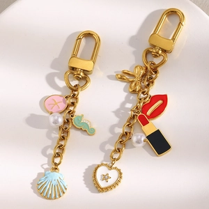 Porte-clés chic en acier inoxydable plaqué or 18 carats avec breloques émaillées mer