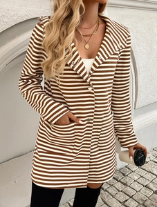 Dettaglio del cardigan in maglia a righe marroni e bianche con tasche laterali