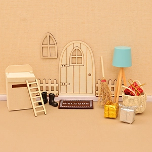 Miniature maison de poupée de Noël avec porte en bois, boîte aux lettres et décor