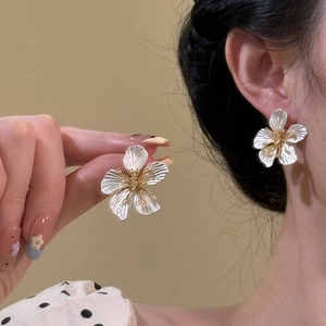 Elegant matte white flower stud earrings with golden center and ribbed petal texture